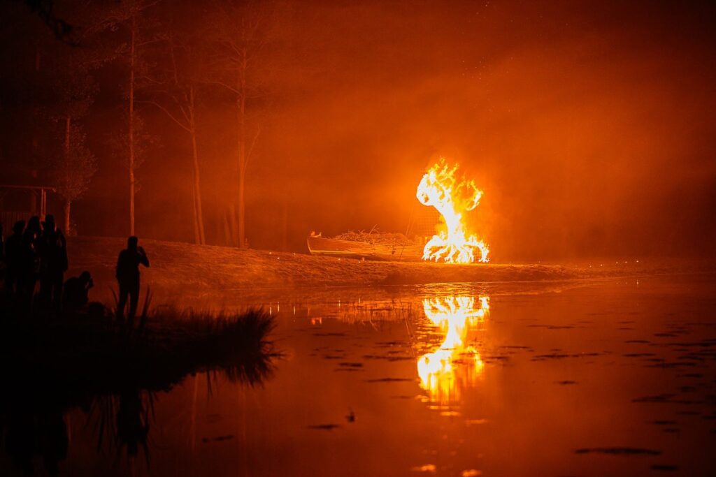 https://tartu.postimees.ee/7593163/piltuudis-amme-joe-kallast-ehtis-muinastulede-ool-ilmapuu